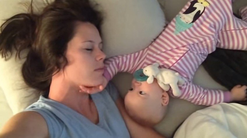 Μια μαμά προσπαθεί να κοιμηθεί με το μωρό της